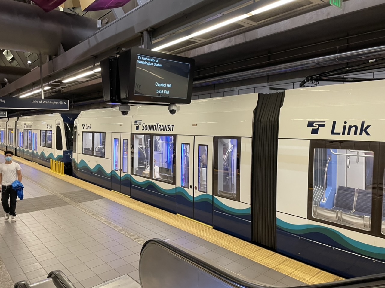 Power outage briefly halts light-rail trains in downtown Seattle